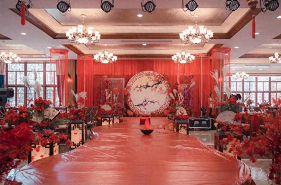 婚礼现场惊人一幕新娘坚决回击婆婆现场气氛冷冻