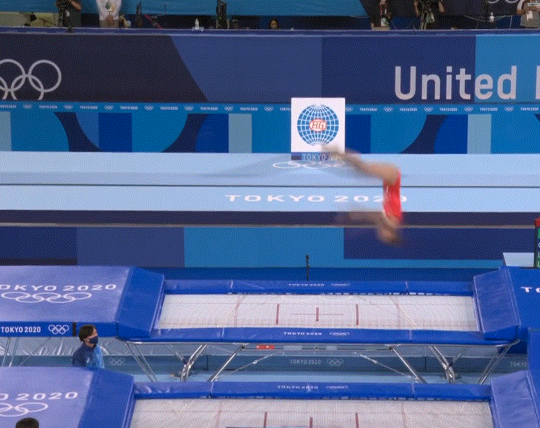 奥运会蹦床决赛:朱雪莹和刘灵玲包揽冠亚军,升起两面中国国旗!