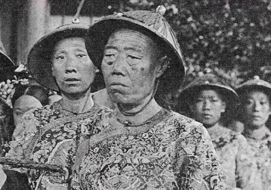 封建残暴朝廷清朝,娘娘沐浴不动手,竟要奴才跪着伺候