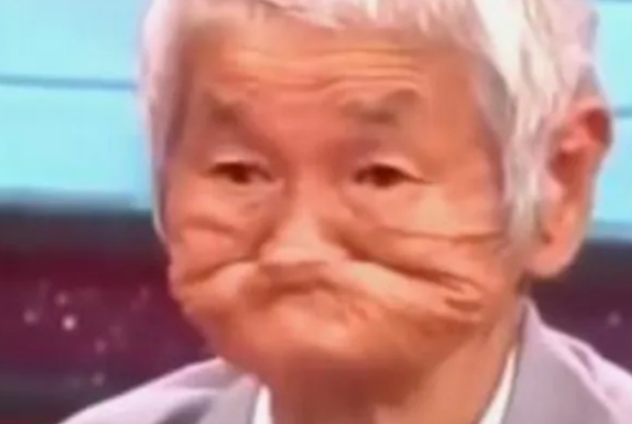 日本鬼脸比赛,谁先笑谁输,大爷仅做了一个表情就赢了比赛!