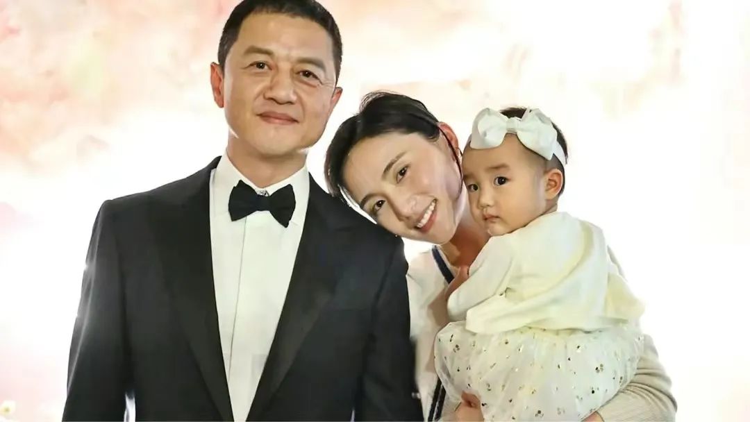 李亚鹏现状拮据,穿4.5元t恤,裤子打补丁再穿,小娇妻却不离不弃