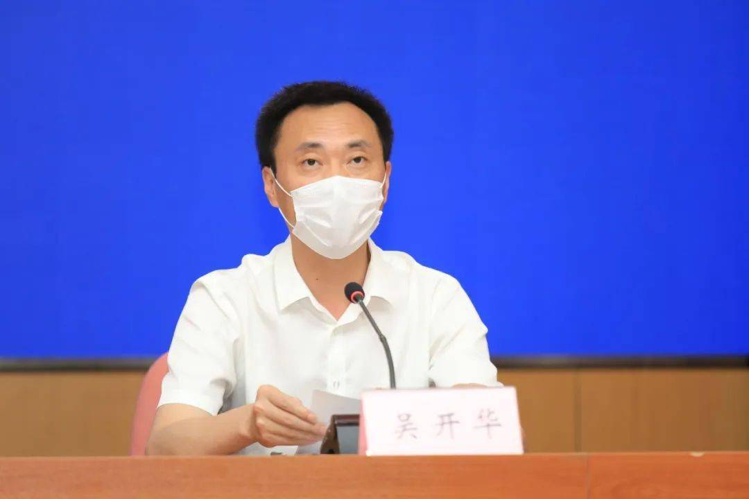 他,现任鞍山市市长,是辽宁省最年轻地级市市长