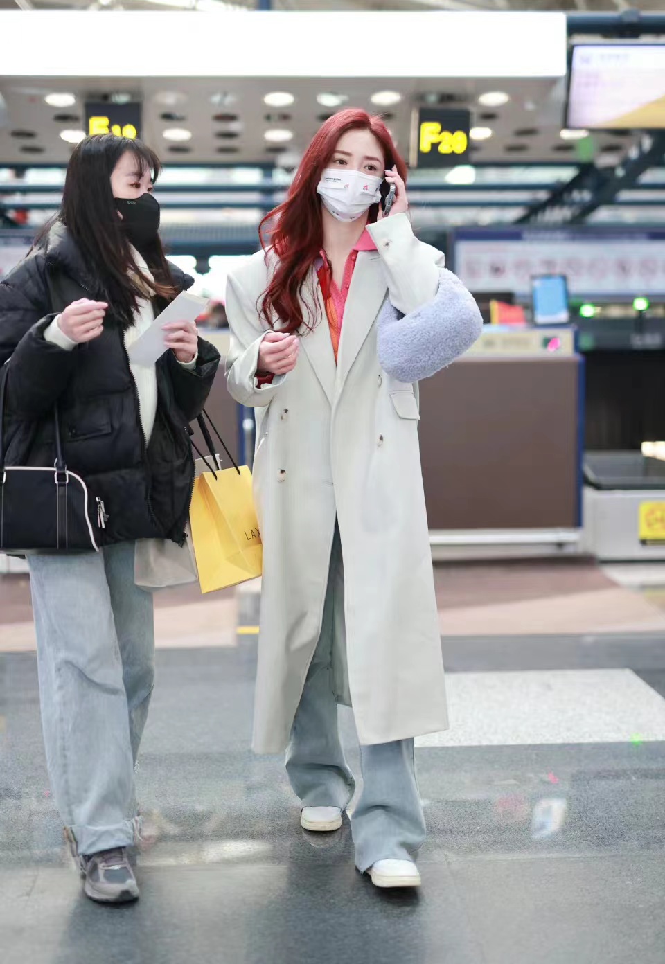 周雨彤穿白色风衣内搭针织开衫配直筒曳地牛仔裤走机场利落时尚