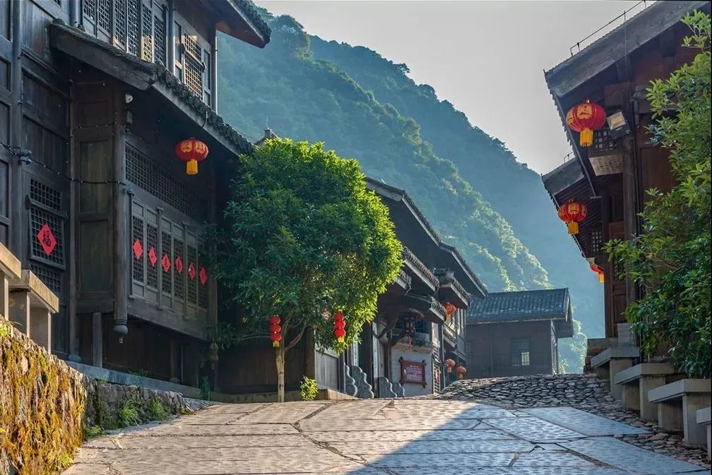 大觉的花是归园田居的味道 可不要小瞧这座建在山谷里的千年古镇 它的