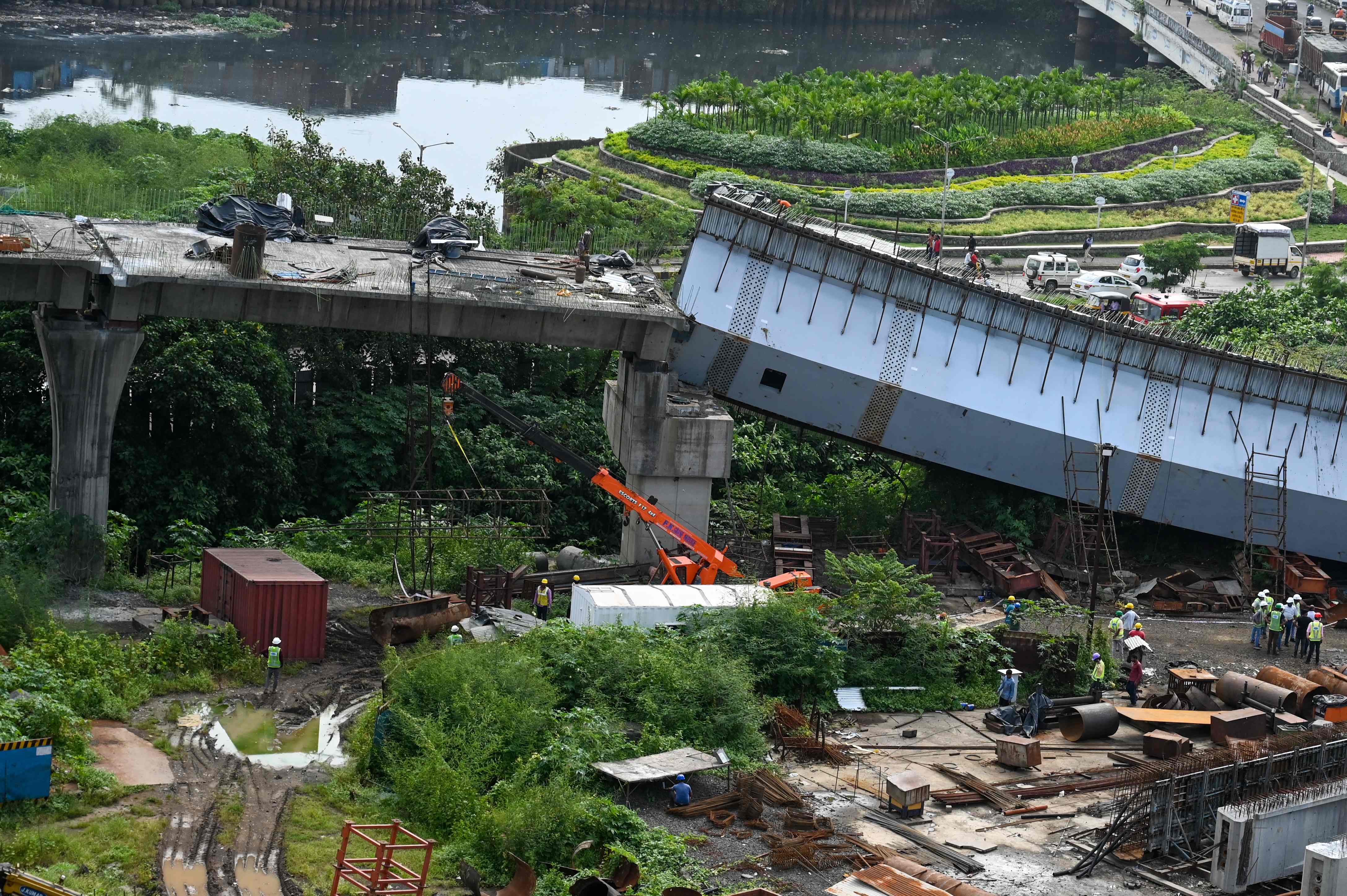 印度一在建桥梁倒塌