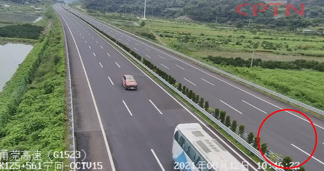 轿车在高速上"起飞"?超速太离谱,司机的回应更雷人
