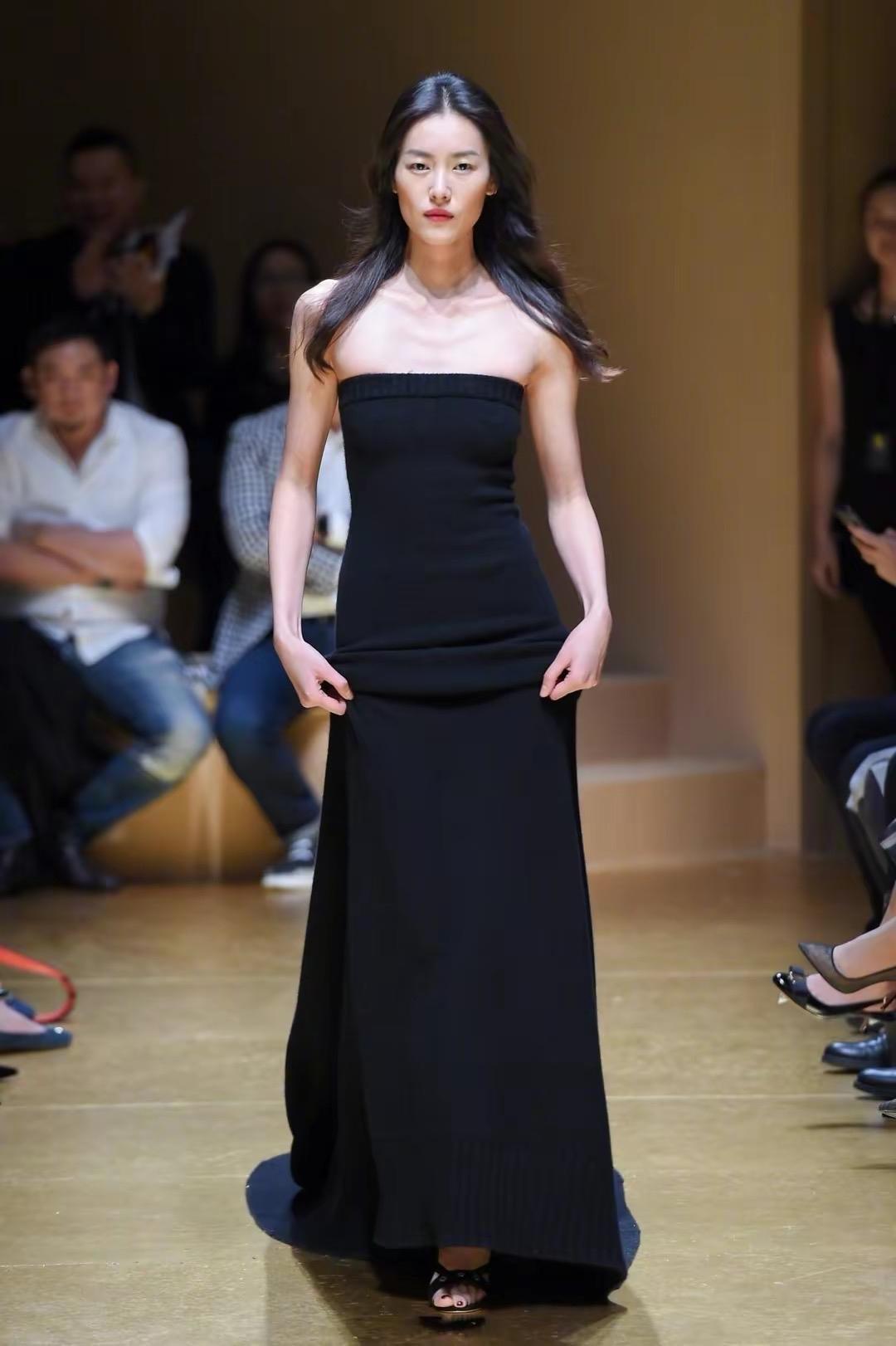 巴黎时装秀现场华人女模赤身露胸上阵到底秀什么这是时尚吗