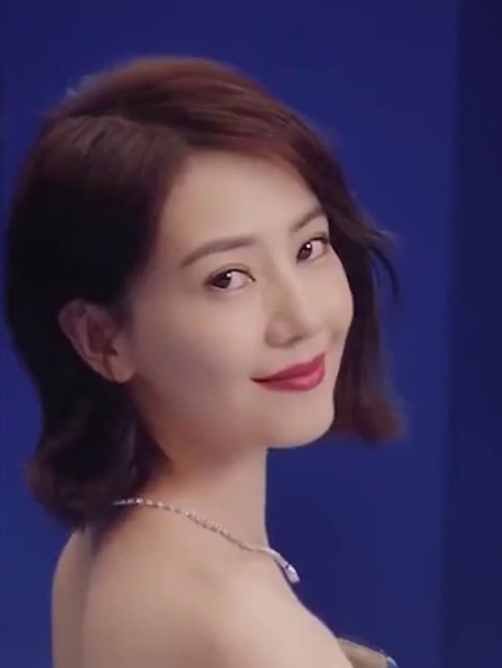 高圆圆空降重庆万象城尽显高贵气质知性优雅状态好好