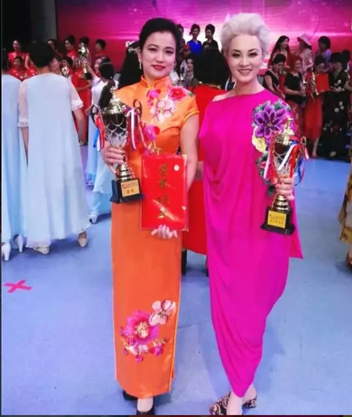 63岁的于书太有范,两次瘫痪一夜白发,大龄逆袭成时尚超模