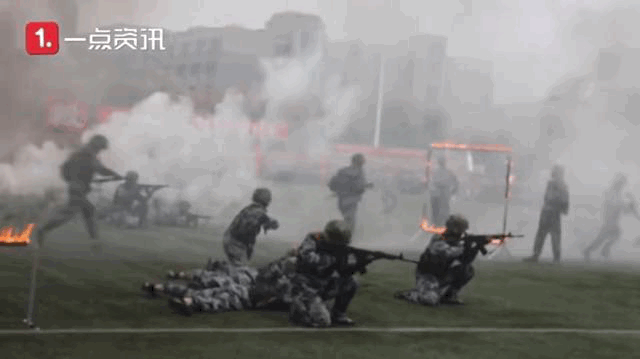热点|高校新生军训持枪钻火圈，操场“硝烟”四起！往届同学：羡慕极了