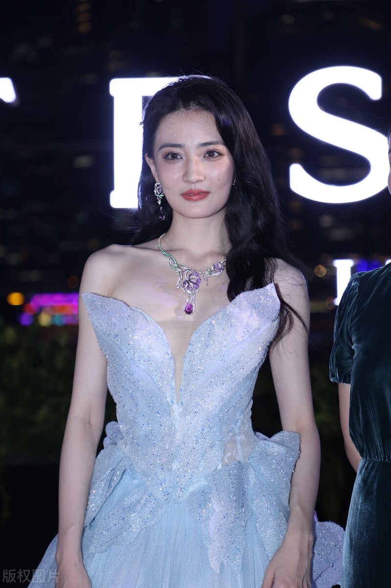 徐璐也太有仙女气质了,穿浅蓝色礼服精致灵动,美成"花仙子"