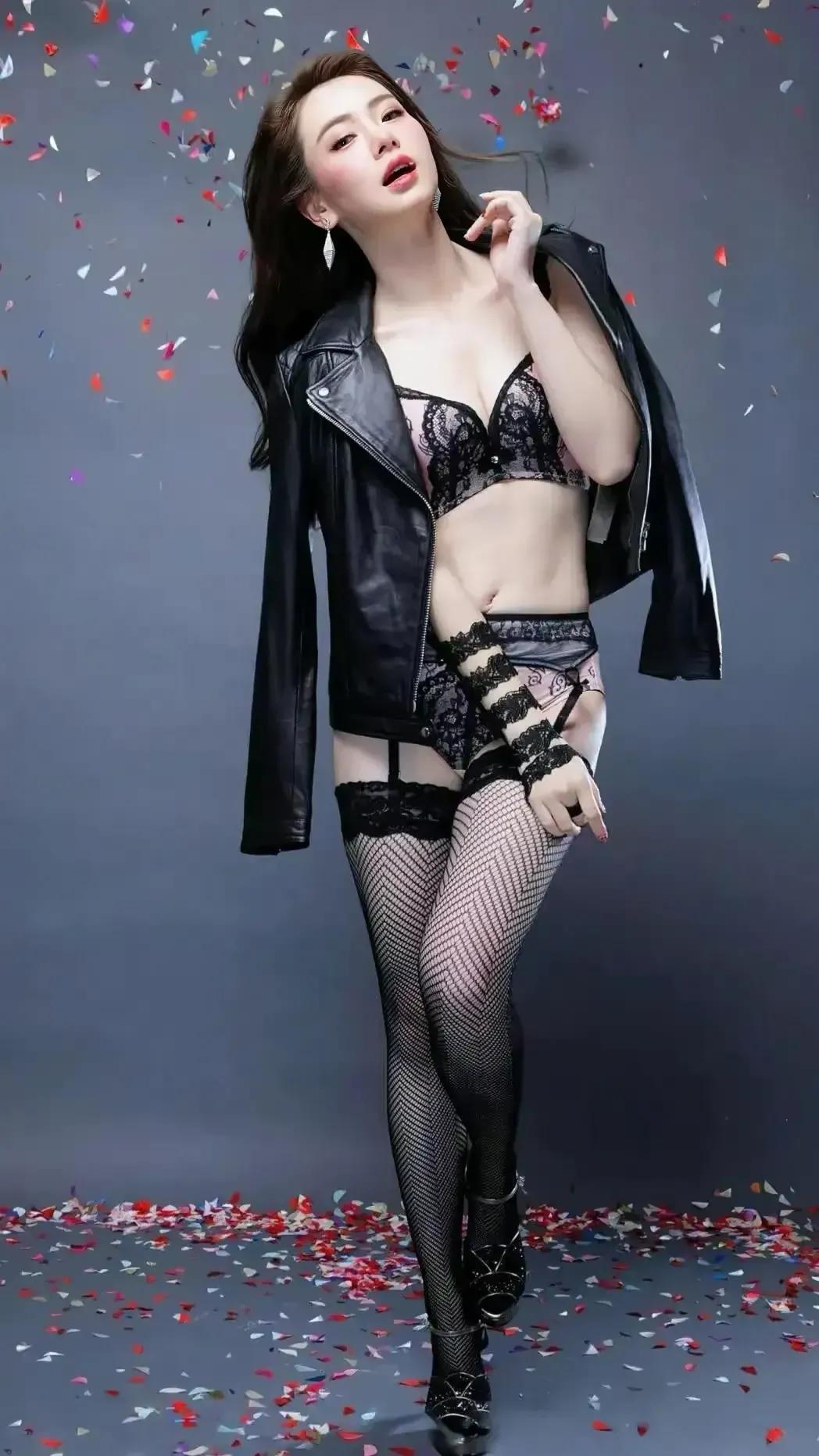 宝妈戚薇晒美照:蕾丝内衣配黑色外套,身材完美肚子无赘肉引热议