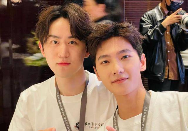 杨洋组织20周年的同学聚会