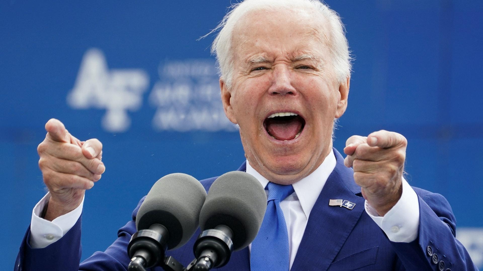 拜登当众摔倒,场面尴尬