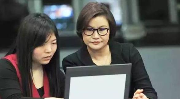 先嫁自己老板,后嫁自己司机,周群飞凭啥靠"一块玻璃"赚427亿?