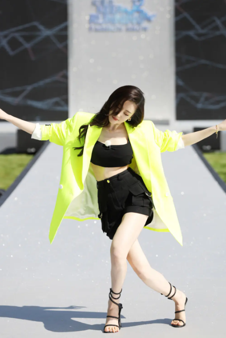 张天爱"西服泳装"亮相,完美身材惊艳全场,娶回家的心都有了