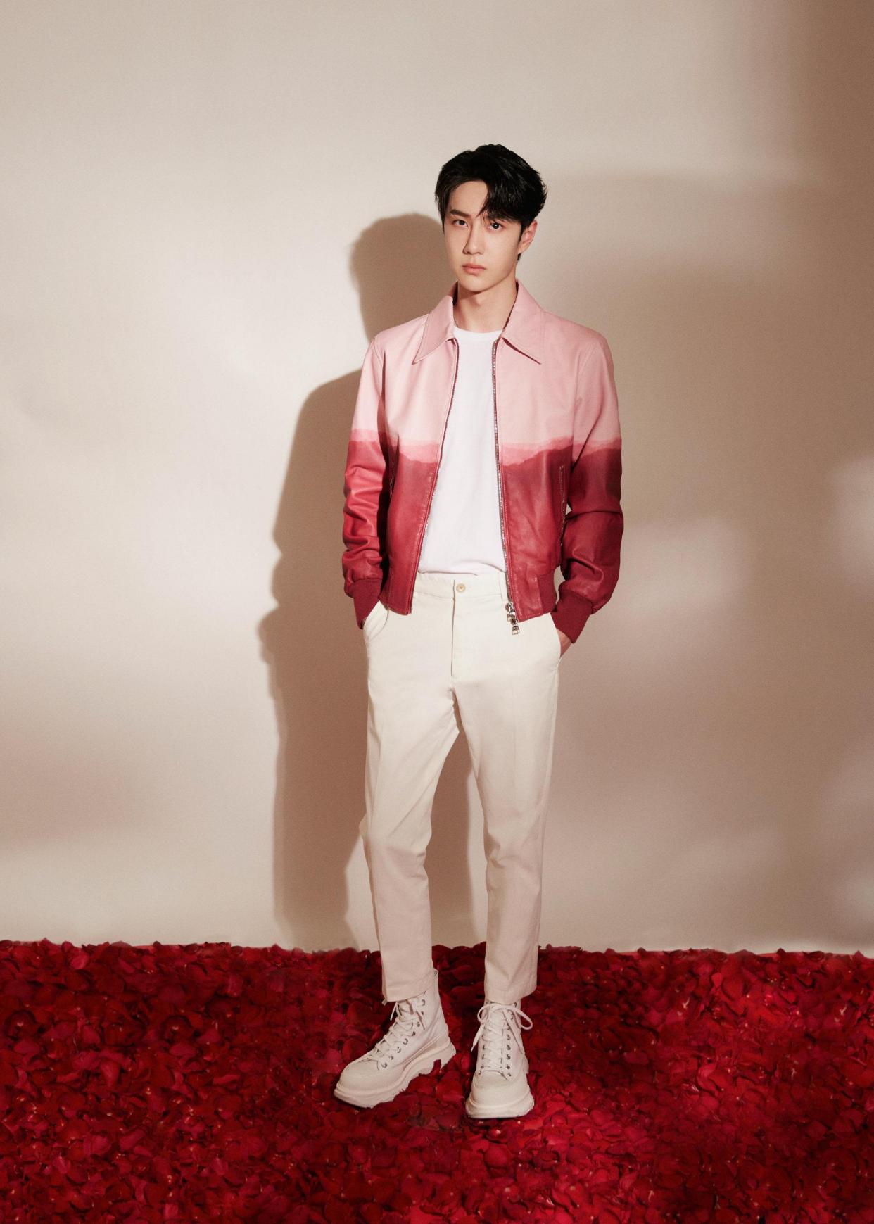 王一博变身滑板少年,代言新品牌,蓝色运动衣帅气少年感