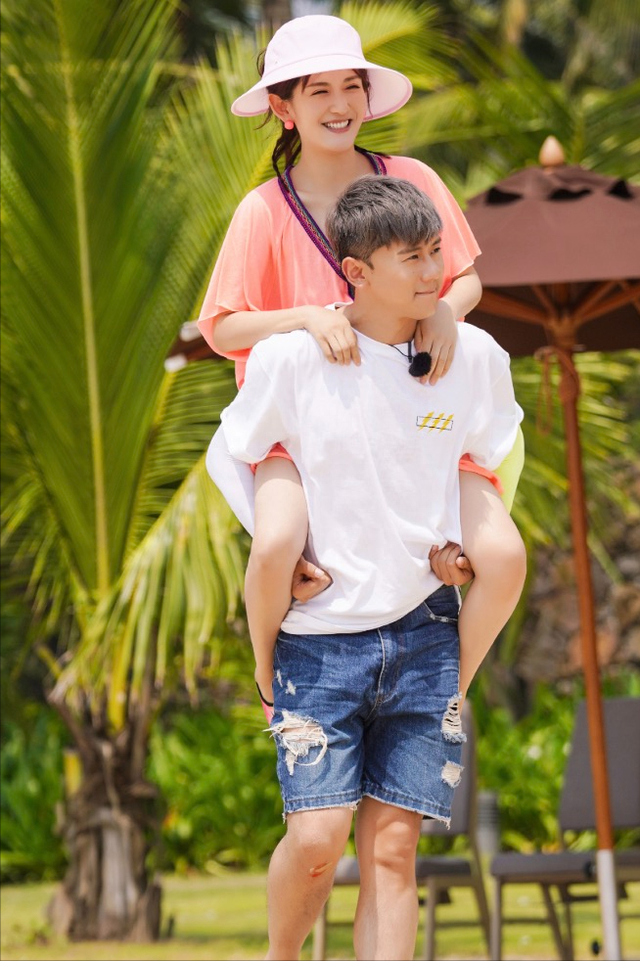 张杰谢娜带3个女儿游乐场玩耍,张杰单肩扛女儿,夫妻俩甜蜜自拍