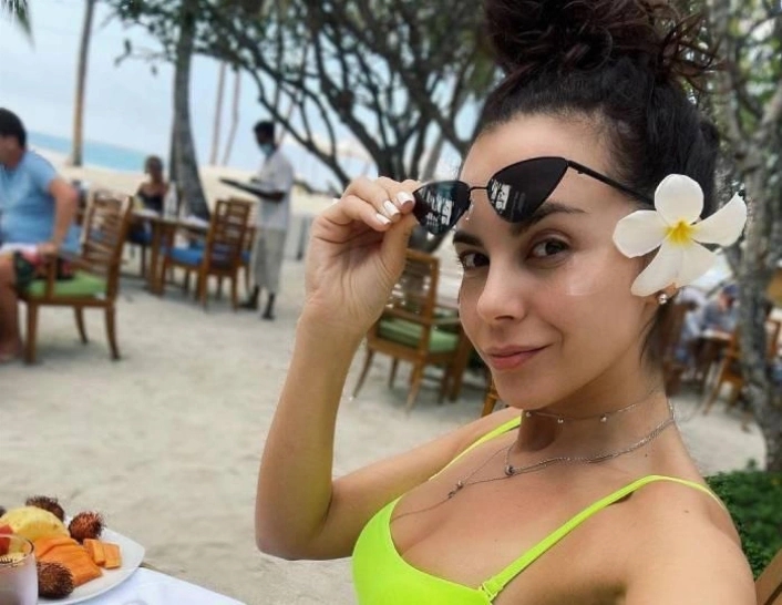 乌克兰歌手娜斯佳穿着迷你比基尼大秀身材,吸引了无数男人的目光