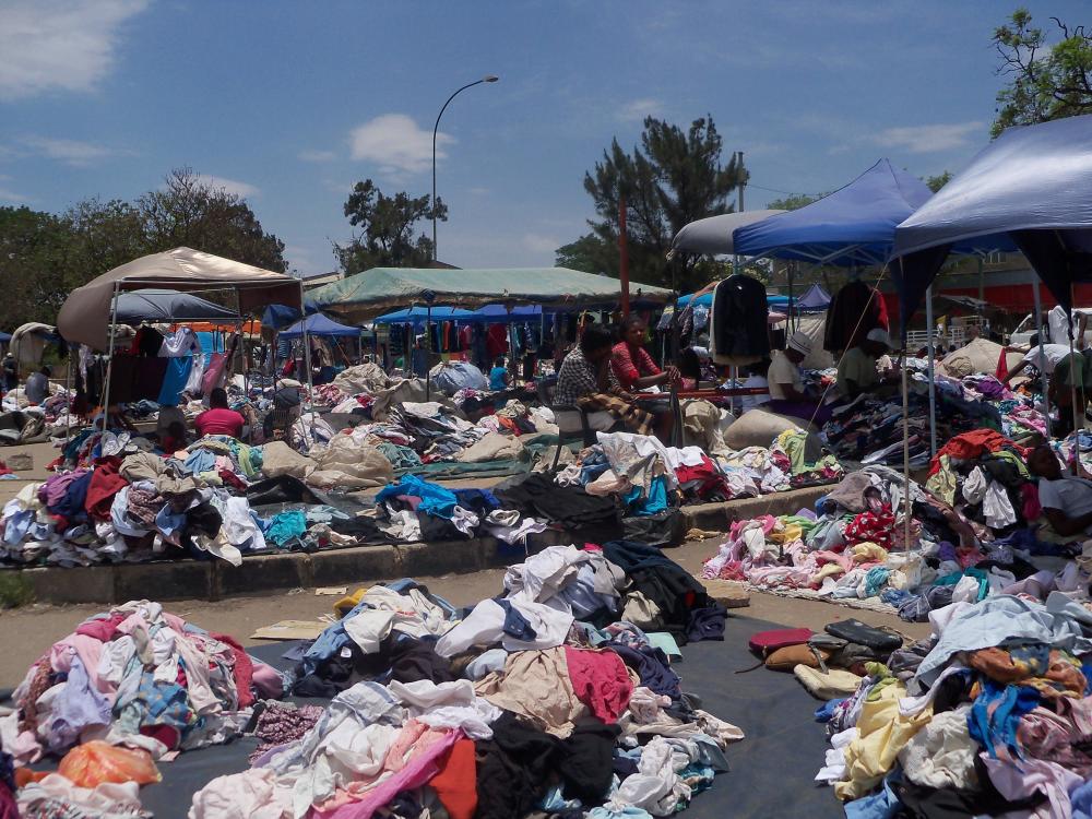 中国捐赠的旧衣服,运送到非洲后变成啥样了?网友:无法接受