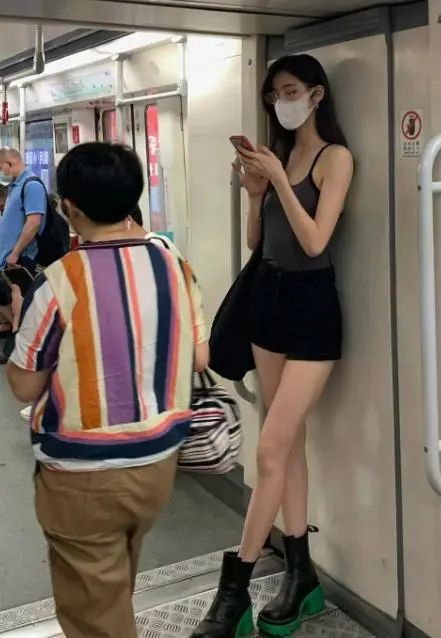 广州地铁一美女露隐私部位?网友评论不堪入目,不戴口罩照片曝光