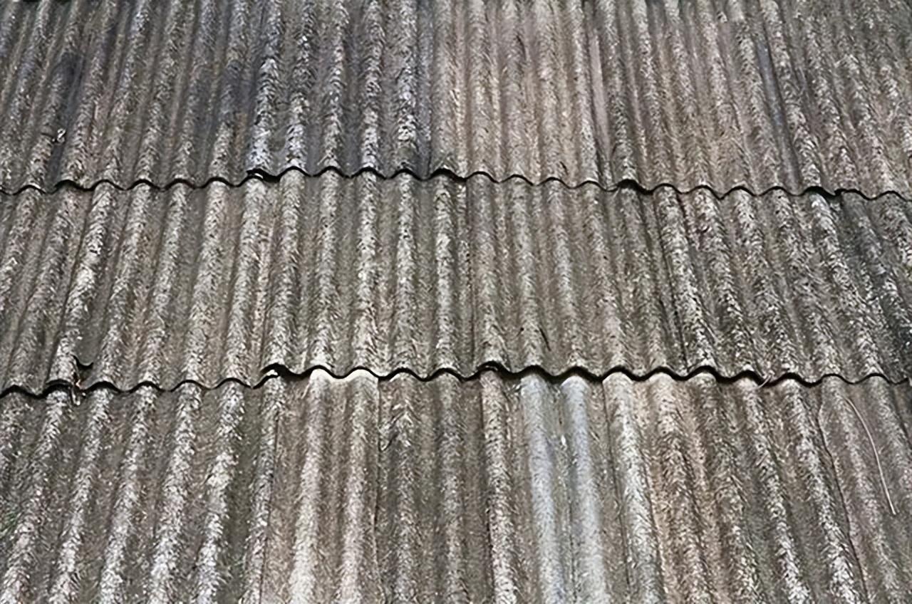 所以在那个年代,人们用石棉瓦来建造房屋是一个