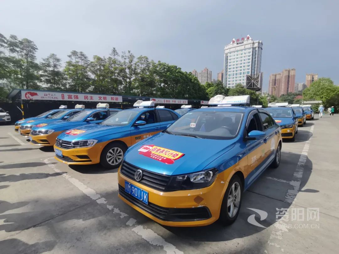 安岳130多辆出租车爱心送考,看见他们考生和家长可免费乘坐!