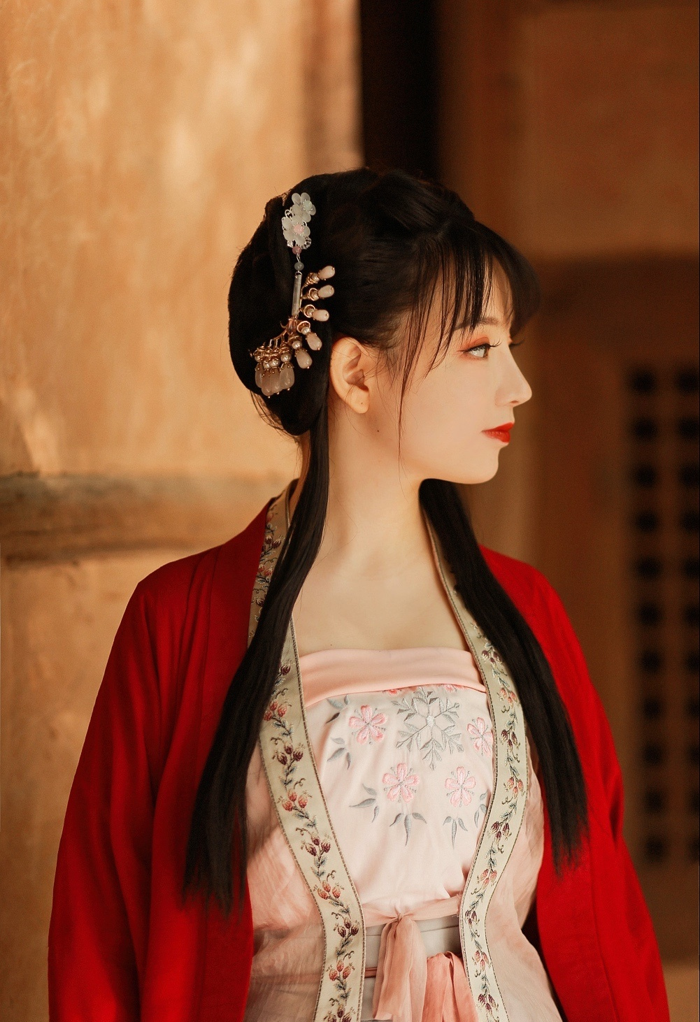 穿汉服的女生也太甜美了吧,可爱又娇俏,萌到我的心都软了