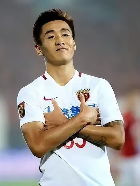 韦世豪虽然在球场上是个坏小子,但是在情场上是个大情种