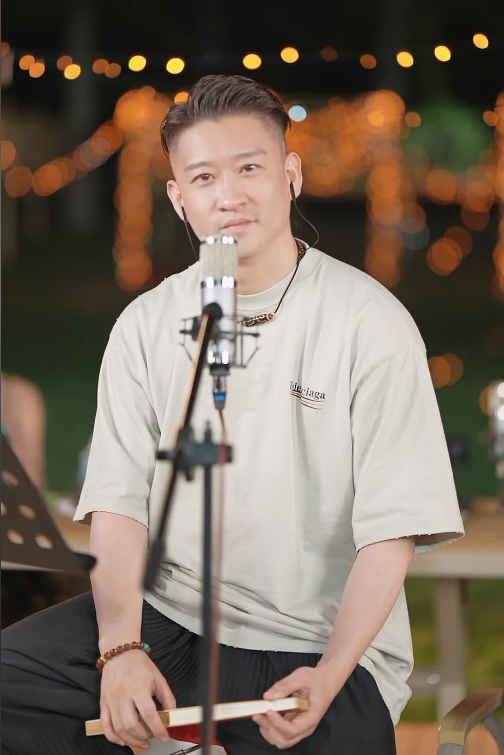 曹云金势不可挡,创造了一种"小春晚"的氛围,吸引了许多美女