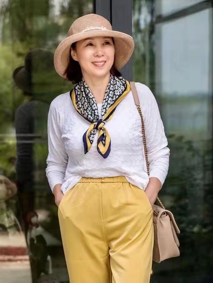 上年纪的女人不要千篇一律,学会"撞色"搭配,65岁照样美得惊艳