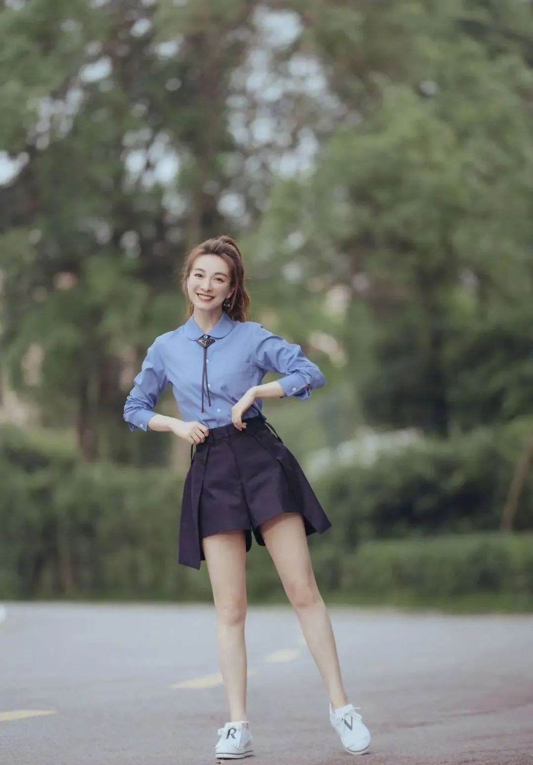 40岁吴昕瘦骨嶙峋,头大身小撞脸鲁豫,苍老如大妈