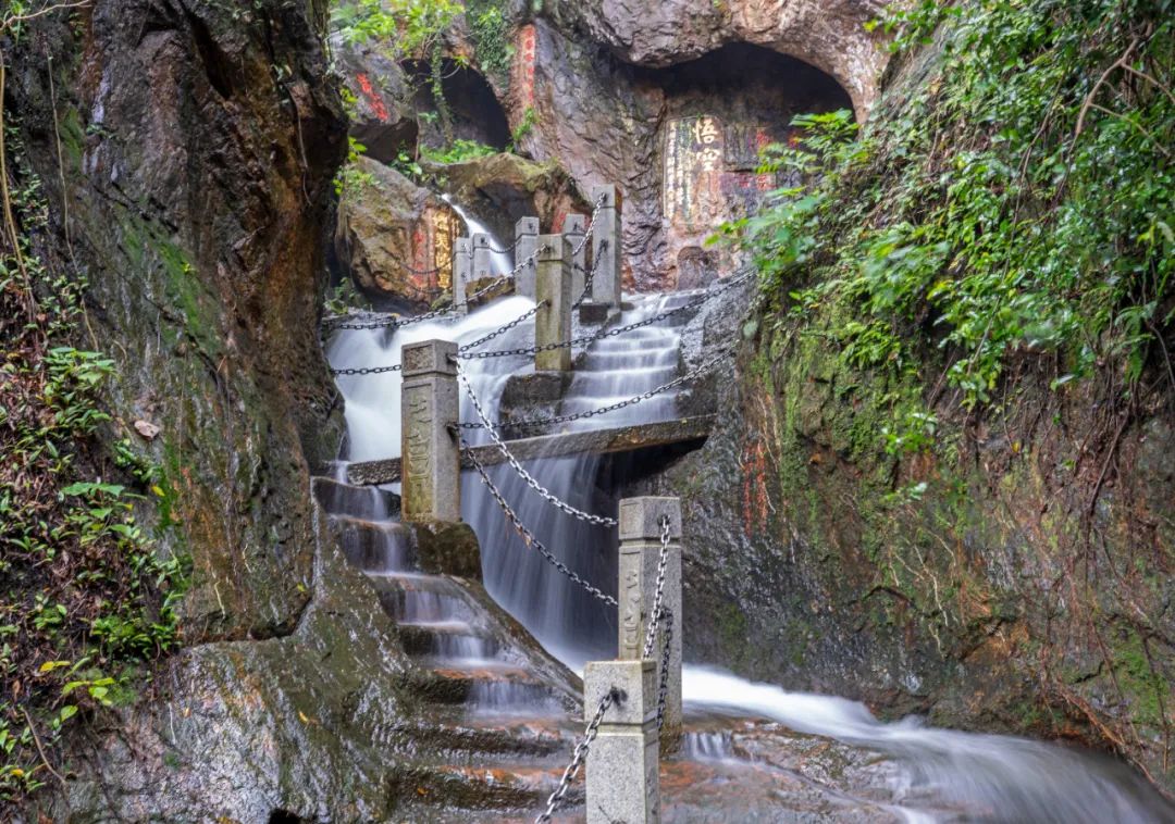 白云洞小云泉瀑,泉水叮咚 飞瀑流霞赴一场山水之约,感受夏日凉意.