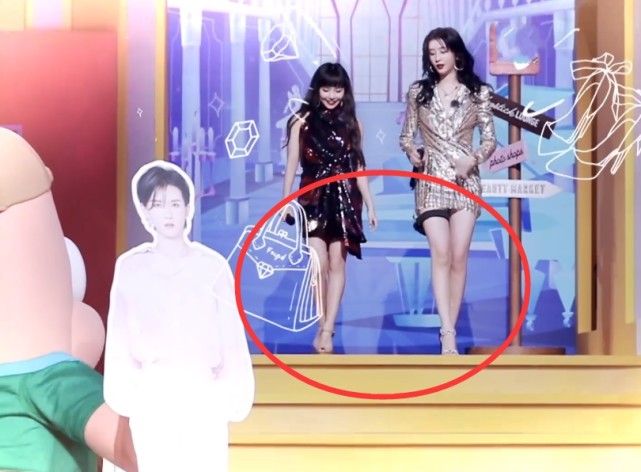 安崎赵小棠身高相差14cm,同穿亮片短裙,网友:不是腿长就能赢