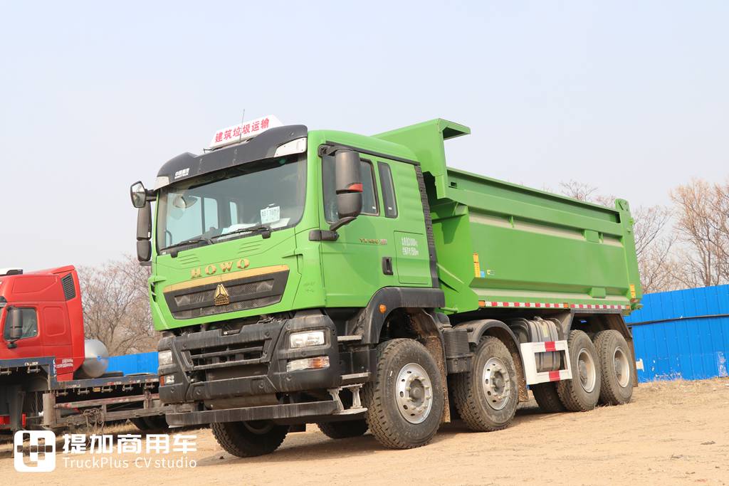 5.6米上装配12升排量潍柴机,带侧面ok窗,金标豪沃tx渣土车实拍