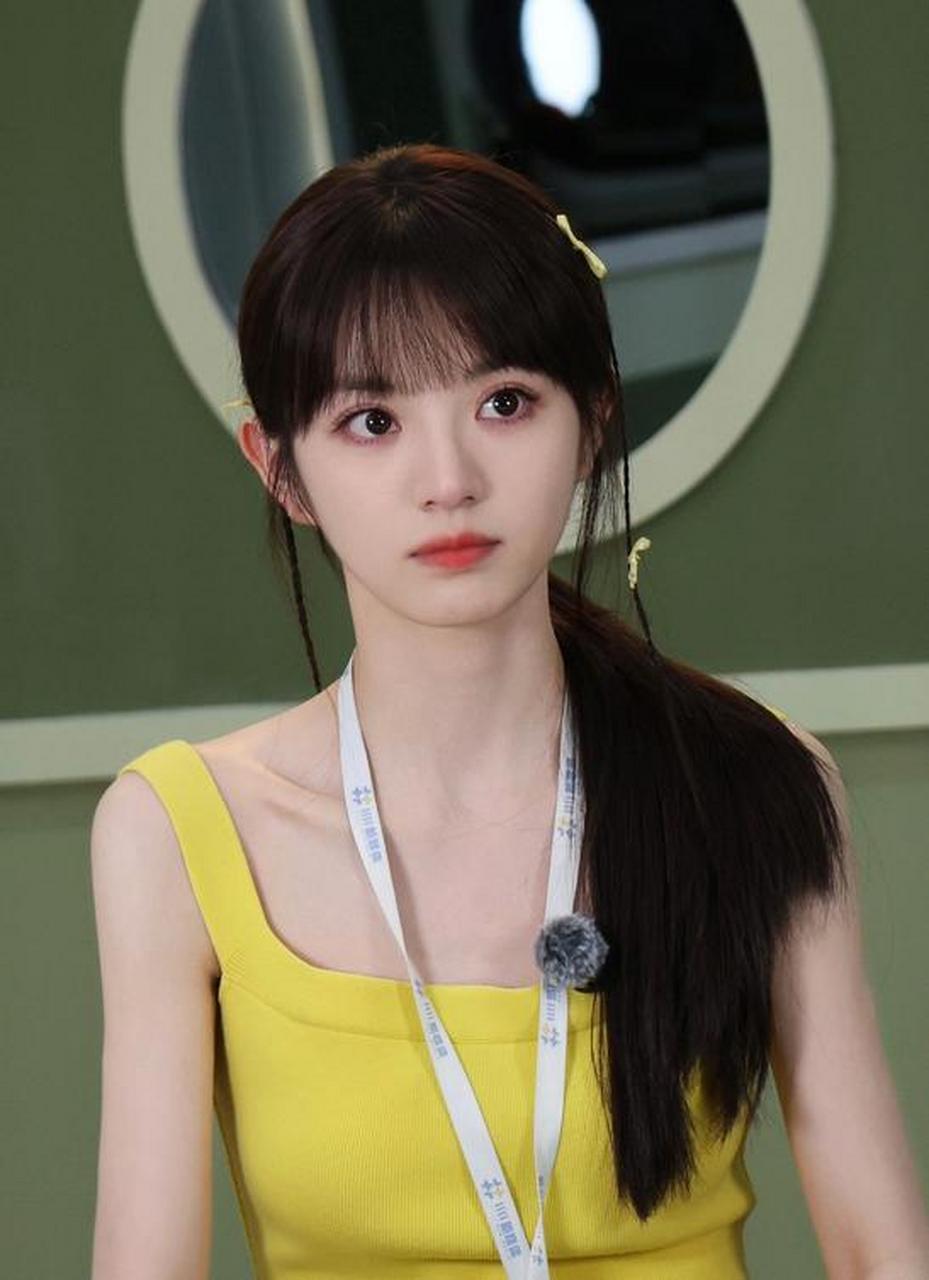 小田的脸很圆,但是看上去不胖,有些人脸也圆看上去脸也胖就很糟糕,我