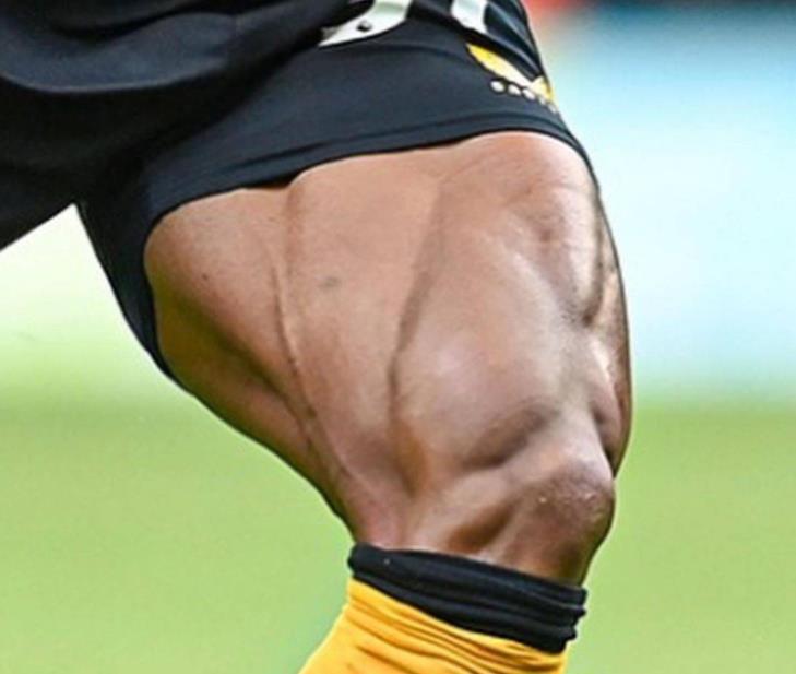 太壮了!25岁英超前锋大腿肌肉堪比绿巨人,腿围是c罗2倍