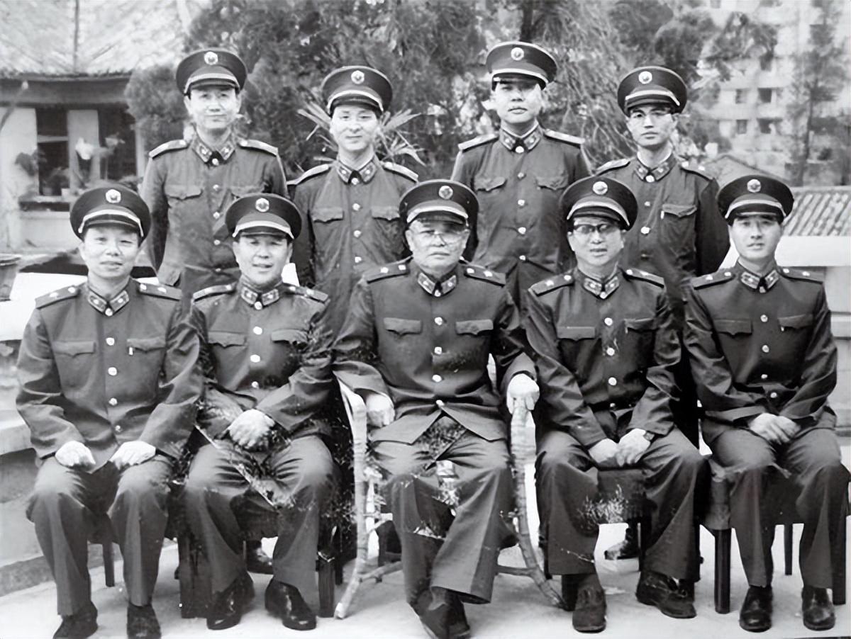 60万干部丢掉编制,昆明军区成为历史,1985年百万大裁军够魄力!