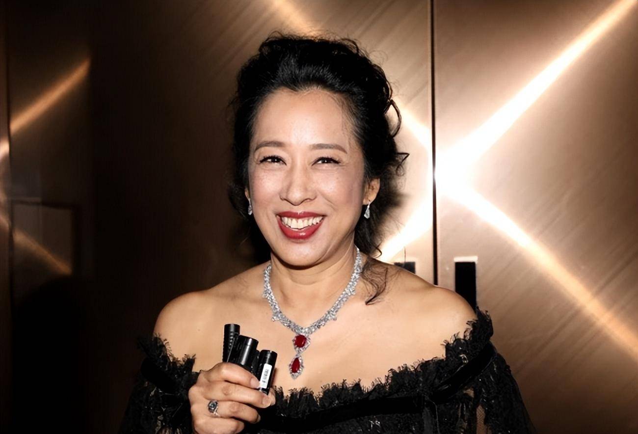 霍启刚母亲朱玲玲之后,又一个女明星二嫁豪门,这次丈夫是外国人