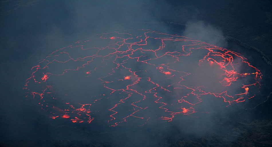 俄罗斯勘察加边疆区希韦卢奇火山喷发的火山灰柱高达海拔45千米