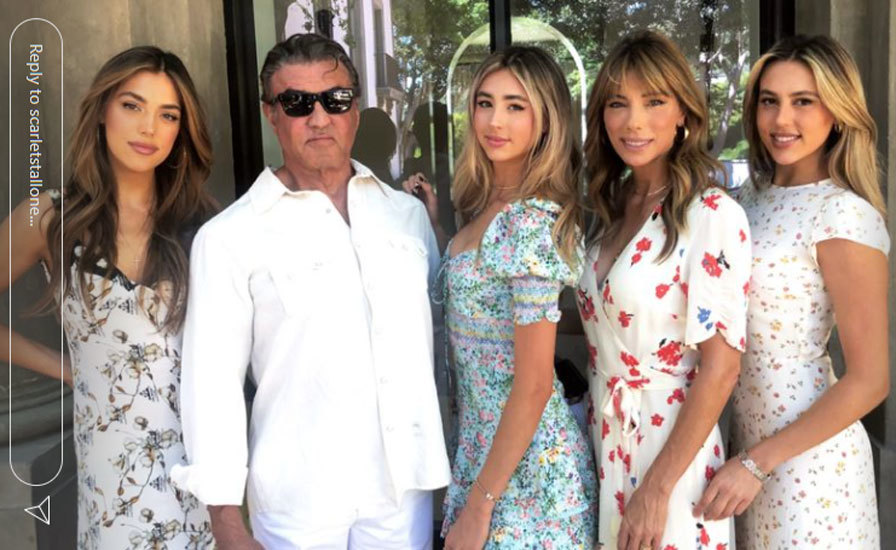 史泰龙小女儿高中毕业,全家合影养眼,母女齐穿花裙身材好