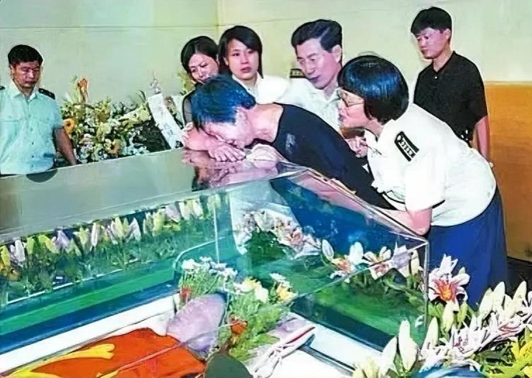 2005年,古月因病去世,一张罕见的遗容,当时家人们聚集在他的葬礼现场