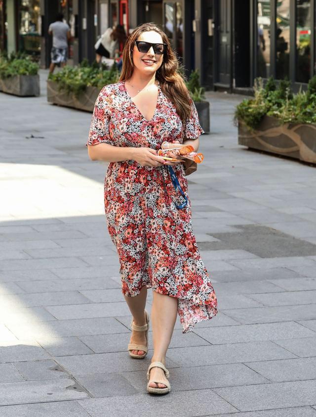 胖女孩别再减肥了!超模凯莉虽然胖但穿衣有韵味,不愧是宅男女神