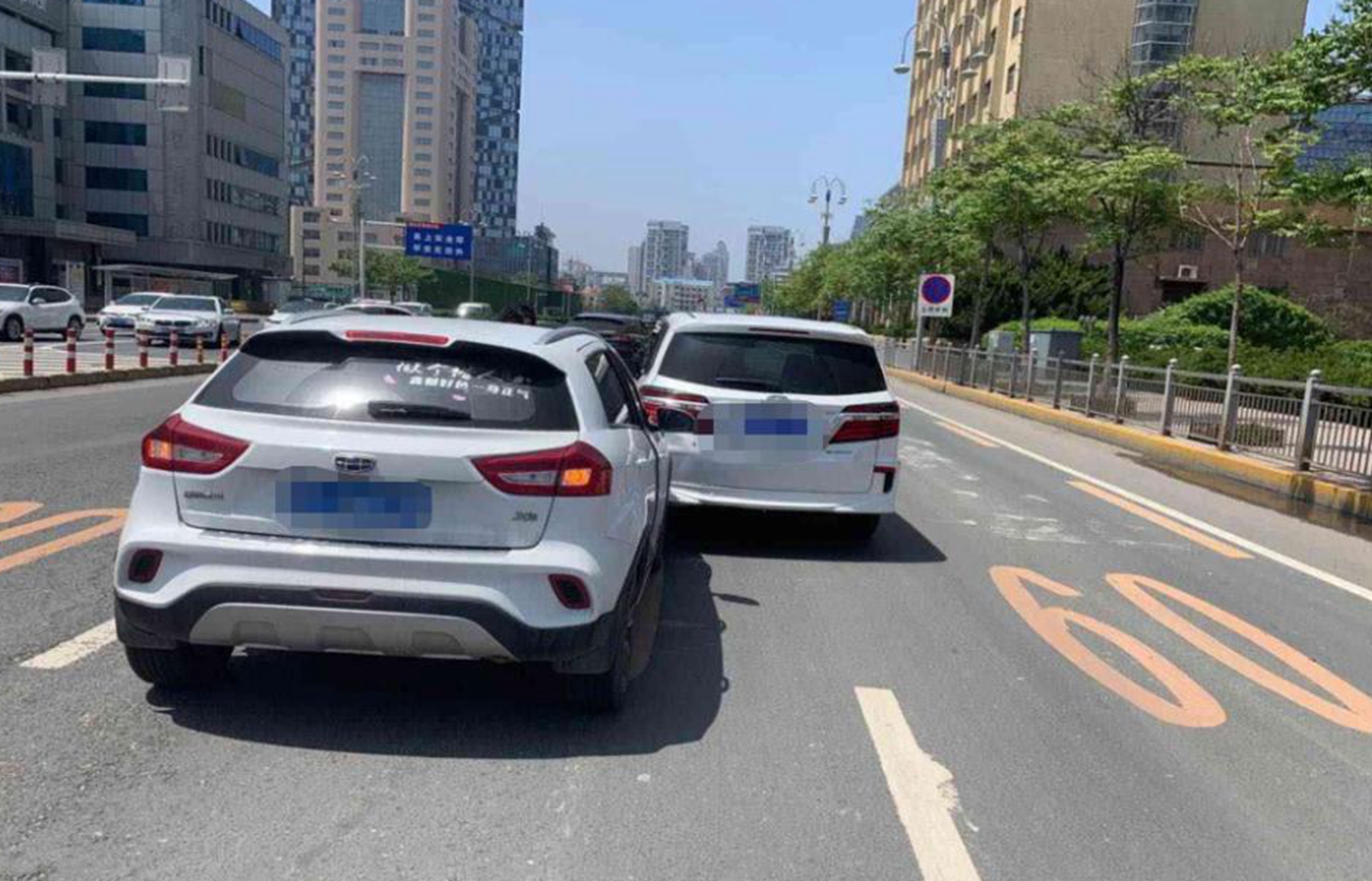 前车强行"加塞",后车故意追尾谁负责?交警:再说最后一次