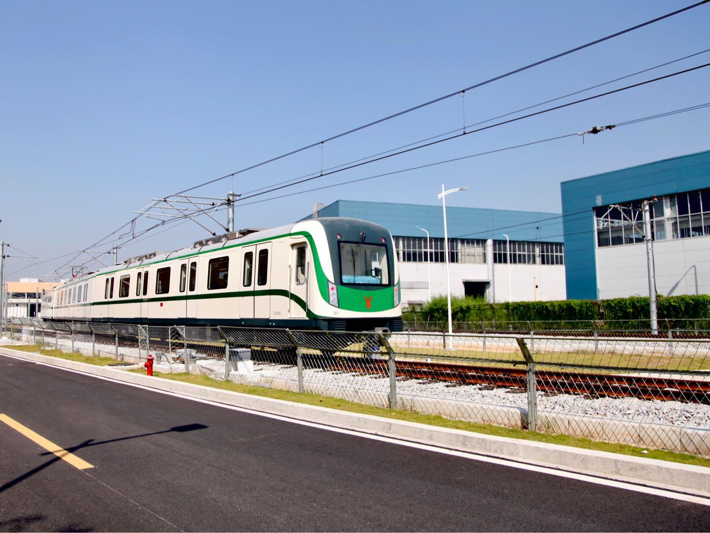 广州一条呈南北走向的地铁线,列车采用8节编组d型市域快线地铁