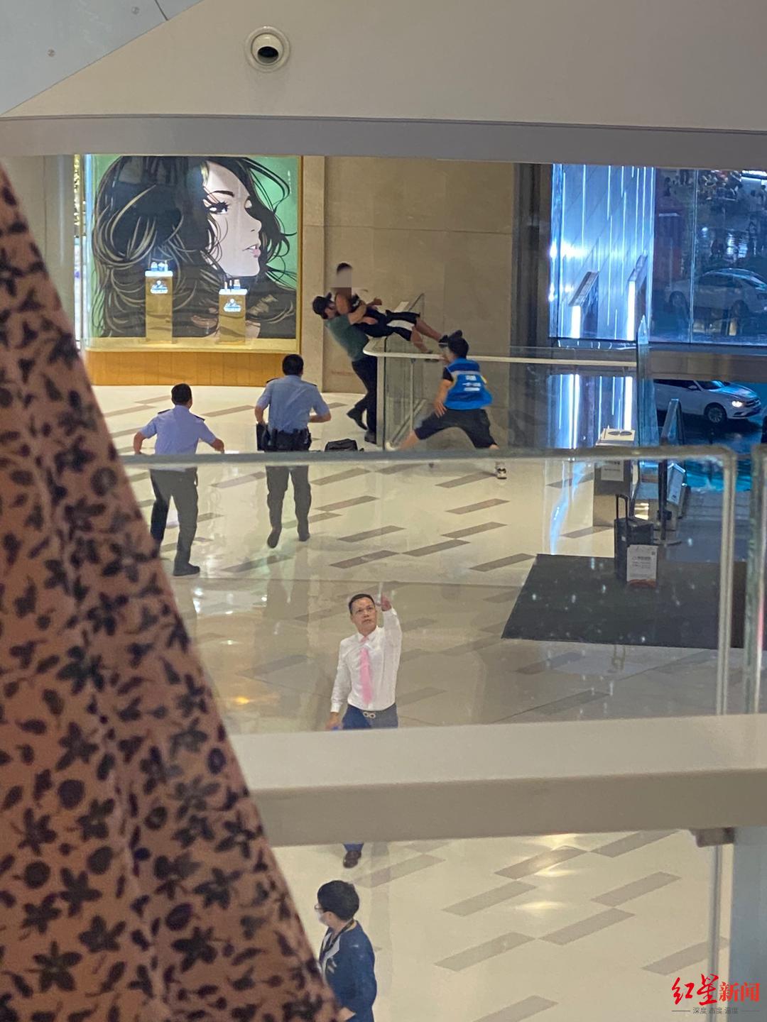 热点|外卖小哥“紧急下跪”救下欲跳楼男子：没别的办法了，就是本能