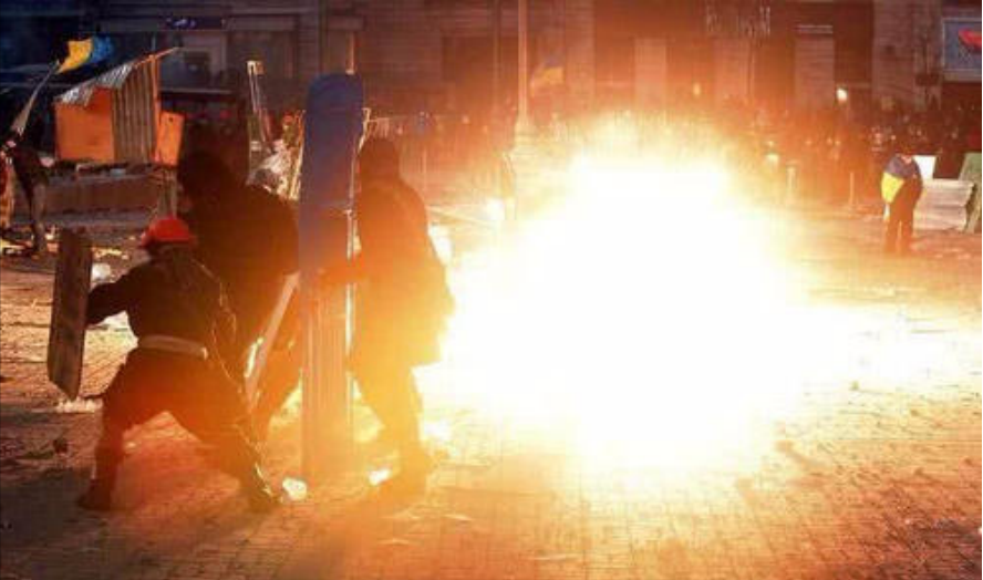 闪光弹威力有多大,闭眼转身就可以躲过伤害?没你想的那么简单