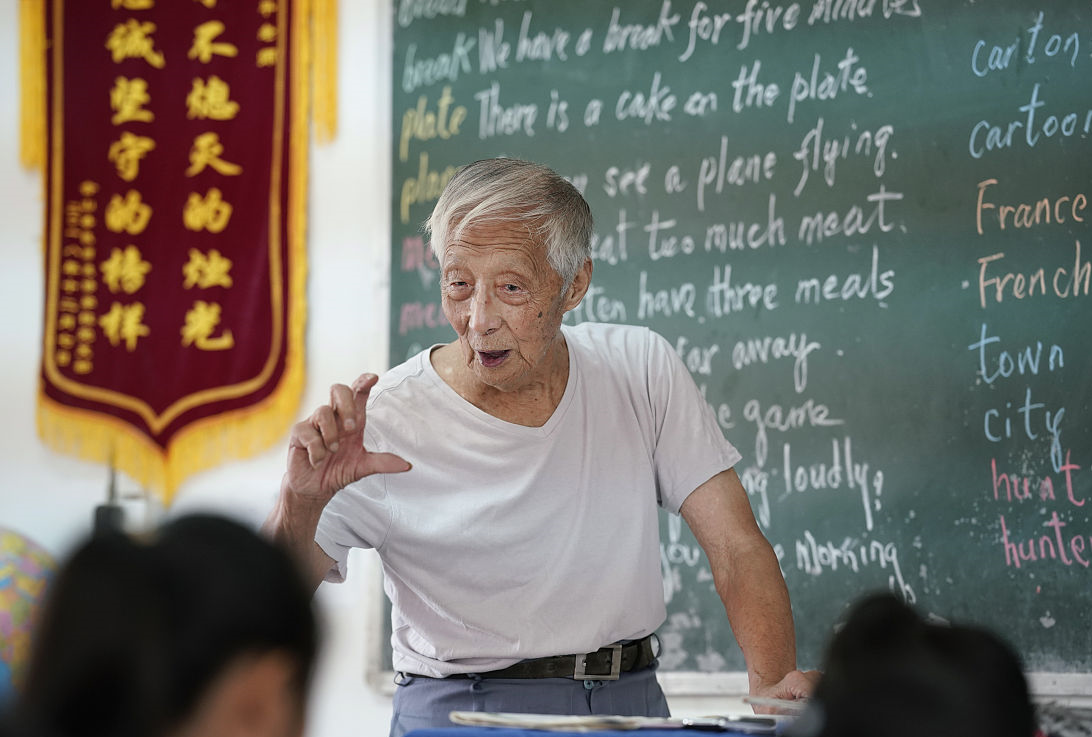 教师退休时间调整延迟5年?老教师与即将上岗职工都有苦难言