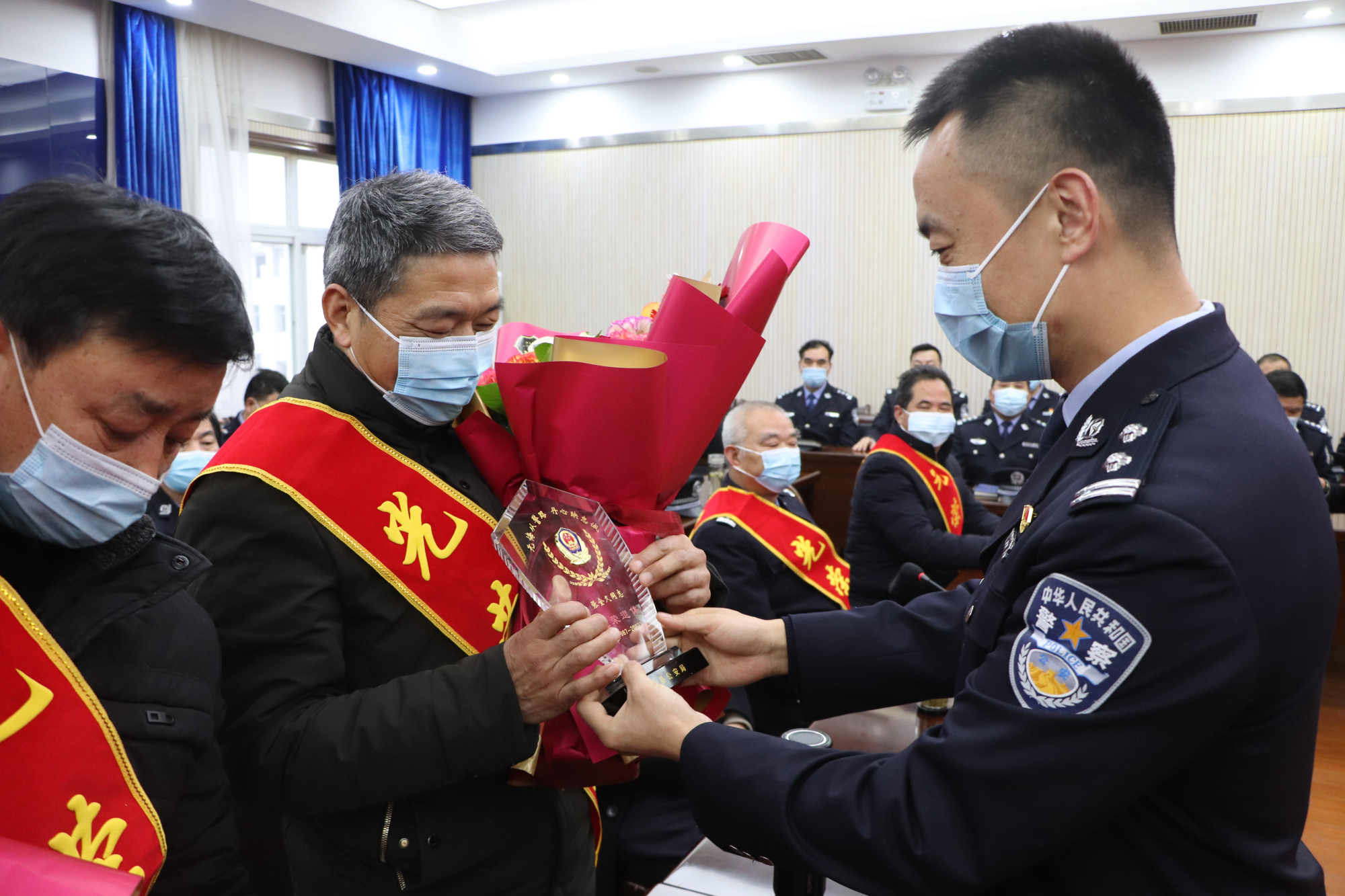 履历和《勉县公安局关于授予孙建明等同志从警30年荣誉纪念章的决定》