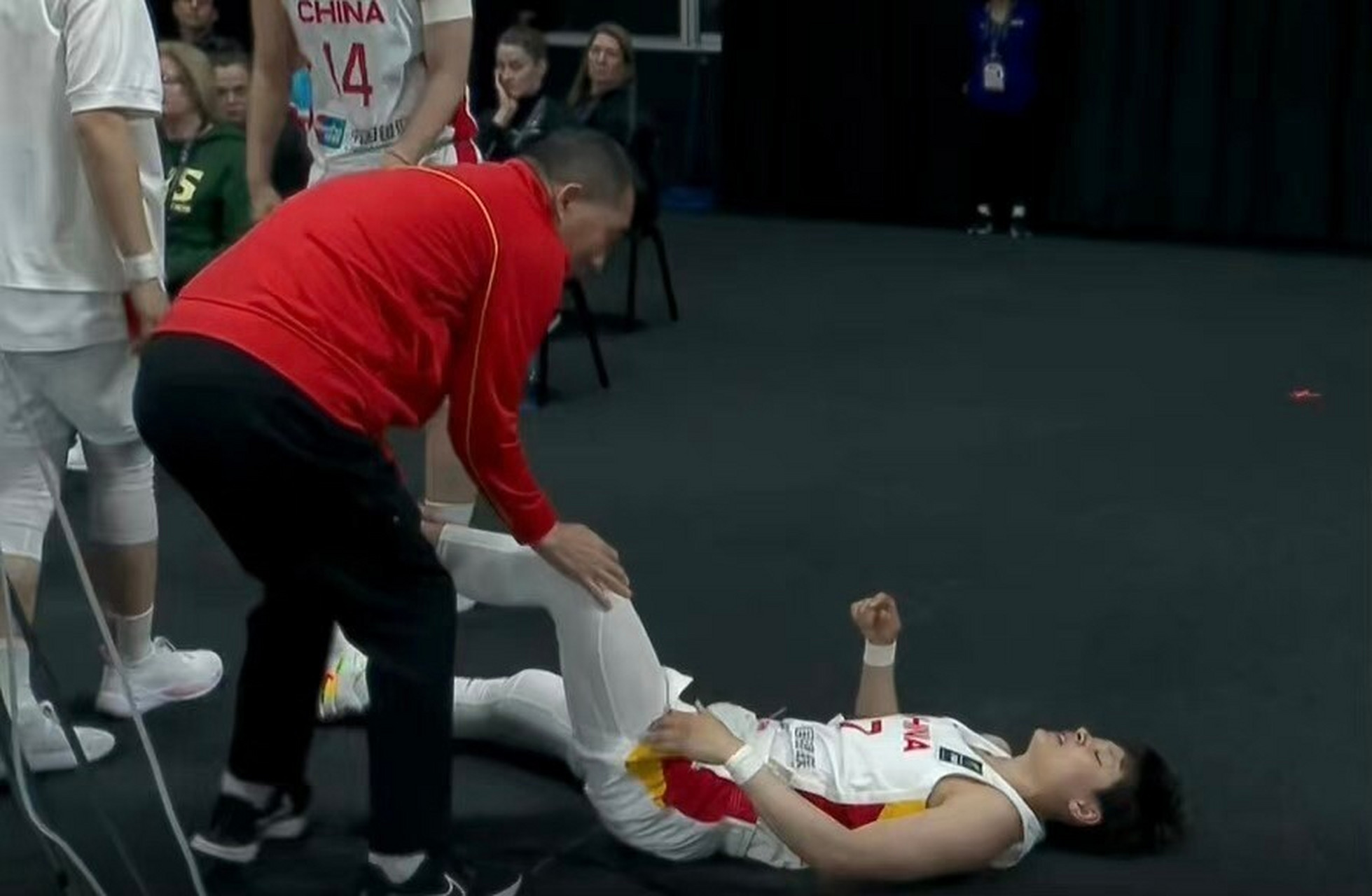 当我们看到中国女篮队长杨力维在亚洲杯半决赛中受伤的消息,我们都